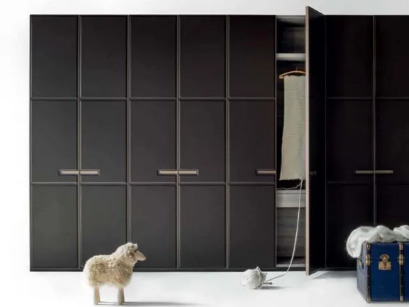 Armadio Warm finitura in cuoio di Lema design