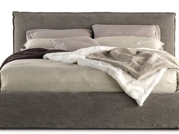 Letto con tessuto in lino e bordo testiera a labbra Bold di Art Nova