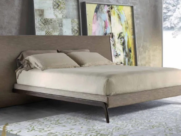 Letto con testiera in tessuto e bordi in legno Indy di Art Nova