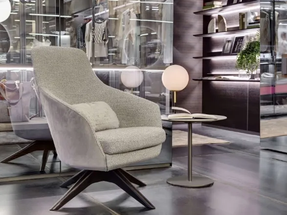 Poltrona elegante in tessuto con piedi a razza in legno Celine di Art Nova