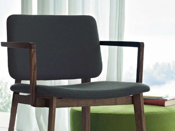 Sedia HATI di Lema con gambe in legno e rivestimenti vari (pelle, tessuto, corda o legno)