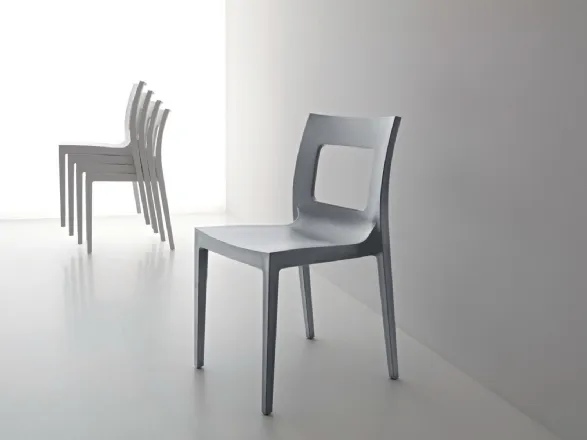 Sedia non fissa adatta all'uso esterno in plastica Lucy di Pointhouse