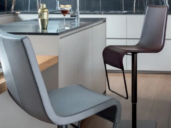Sgabello da cucina in pelle Skipping di Bonaldo