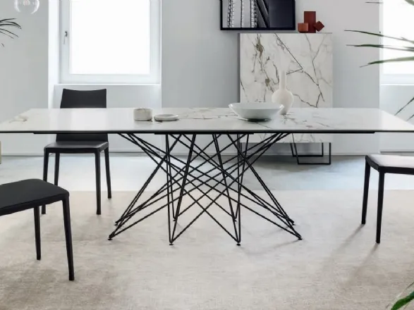 Tavolo da pranzo con base in ceramica Octa di Bonaldo