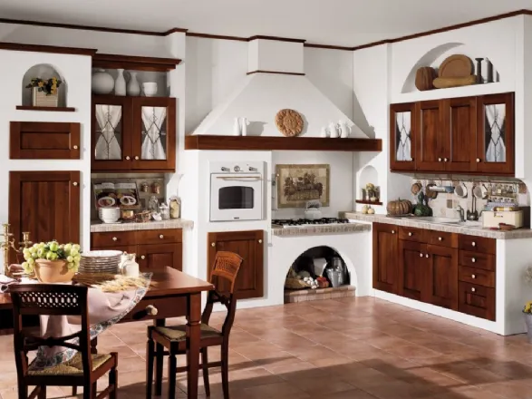 Cucina in muratura con elettrodomestici incassati nel muro, ante in pregiato legno scuro Comp 04 di Arrex
