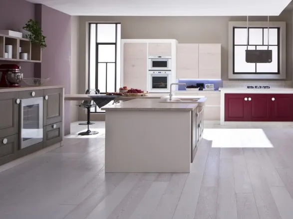 Cucina moderna in muratura con ante a colori, blocchi vari di isola, penisola e colonne distinte dal resto della cucina Comp 07 di Arrex