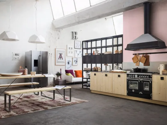 Cucina lineare in legno naturale e libreria in legno liquirizia di Callesella