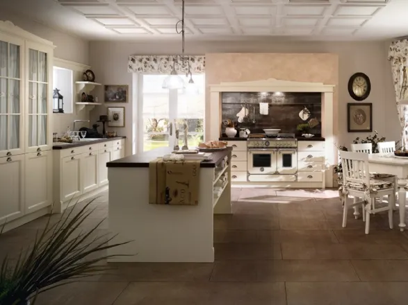 Cucina country in legno laccato burro e vetrine di Callesella