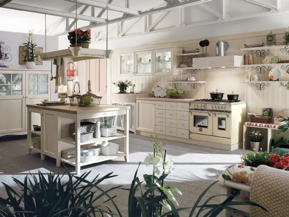 Cucina in legno finitura canapa talcato e maniglie a fiore di Callesella