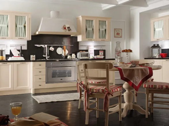Cucina lineare in legno laccato burro e ante a vetro di Callesella
