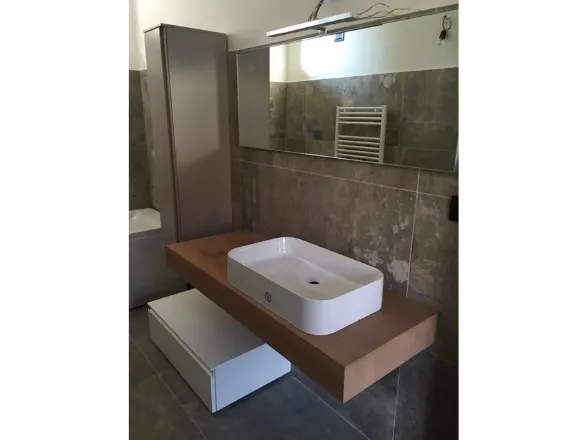 Mobile bagno sospeso su misura realizzato a Varese di Arbi