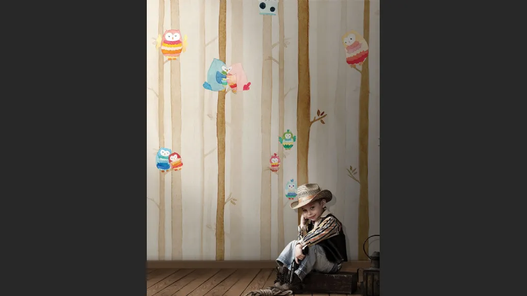 Carta da parati per camerette con gufetti colorati nel bosco Dakota di London Art
