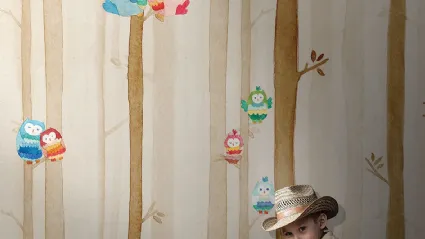 Carta da parati per camerette con gufetti colorati nel bosco Dakota di London Art