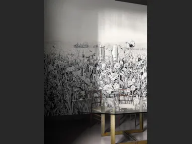 Carta da parati con fiori di campo con grafica in bianco e nero King Poppy di London Art