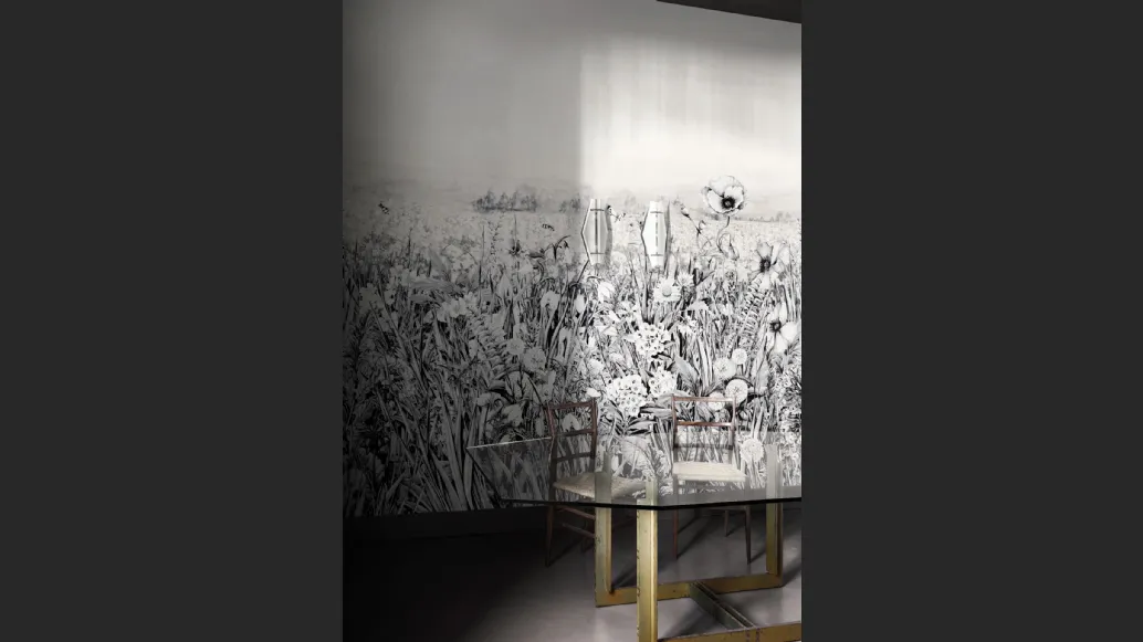 Carta da parati con fiori di campo con grafica in bianco e nero King Poppy di London Art