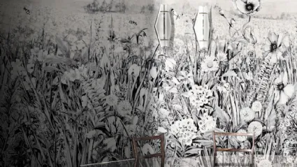 Carta da parati con fiori di campo con grafica in bianco e nero King Poppy di London Art