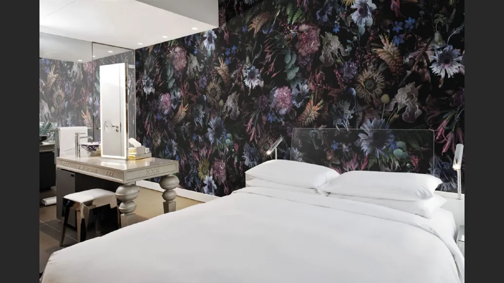 Carta da parati con fiori colorati su fondo scuro Rio di London Art