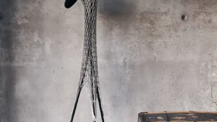 Appendiabiti realizzato in metallo con rete in cuoio Guapa di Midj