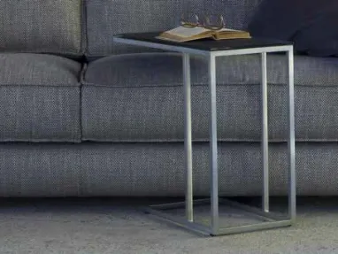 Tavolino Rialto con top in cristallo verniciato nero opaco e base in ferro di Flexstyle