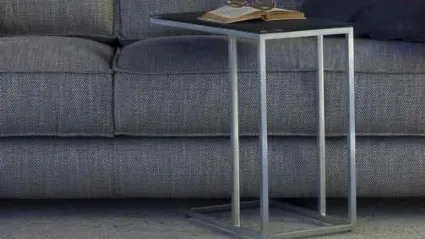 Tavolino Rialto con top in cristallo verniciato nero opaco e base in ferro di Flexstyle