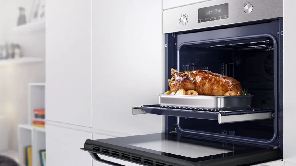 Forno Multifunzione Serie Avant NV70K2340RB di Samsung