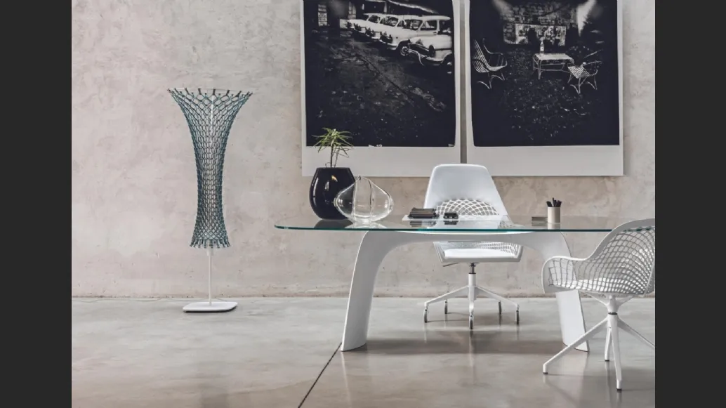 Lampada da terra in metallo con diffusore in cuoio Guapa Floor Lamp di Midj