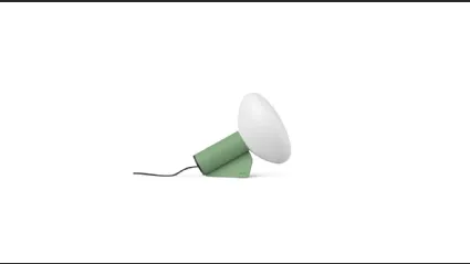 Lampada da tavolo Mug con diffusore in vetro opaco e supporto in metallo rivestito in cuoio di Midj