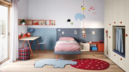 Cameretta con armadio a muro e scrittoio minimal Kids space 01 di Nidi