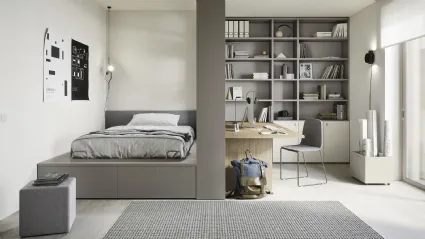 Cameretta con letto su cassettone e ampia libreria Next space 02 di Nidi
