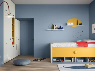 Cameretta su misura con armadio a muro e pensili a parete Kids space 08 di Nidi