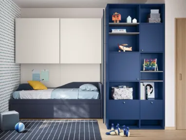 Cameretta con armadio a tutta parete con zone a giorno Kids space 25 di Nidi