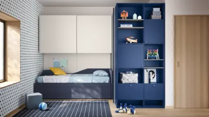 Cameretta con armadio a tutta parete con zone a giorno Kids space 25 di Nidi
