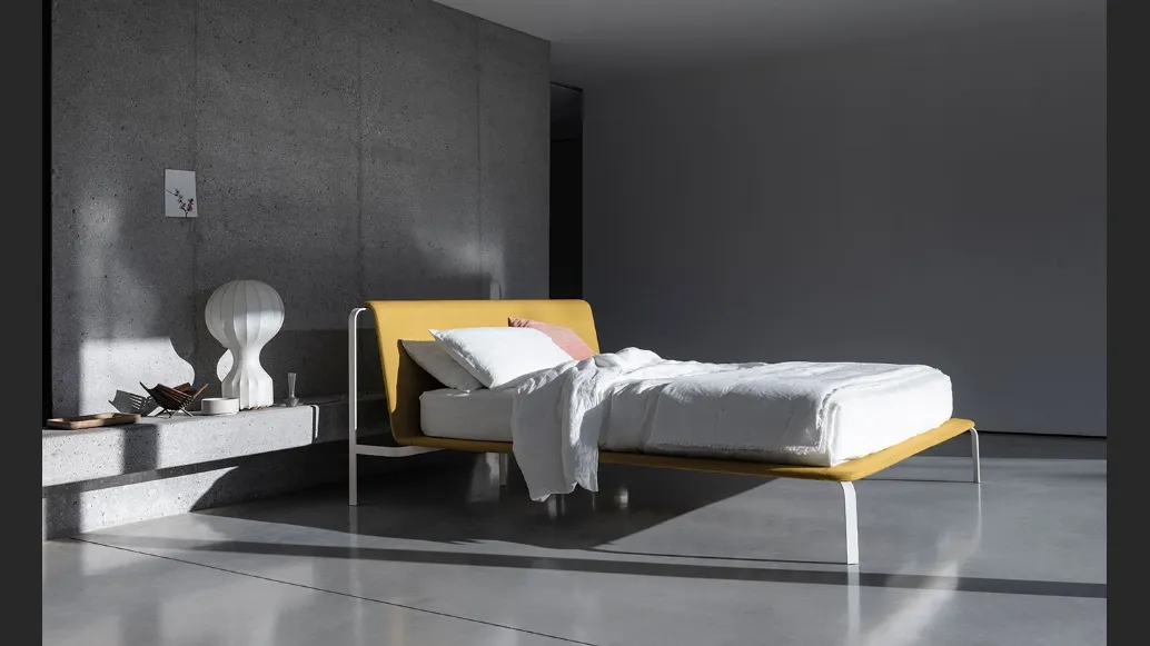Letto minimal ed elegante con testiera in tessuto e struttura in metallo Bend di Bolzan Letti