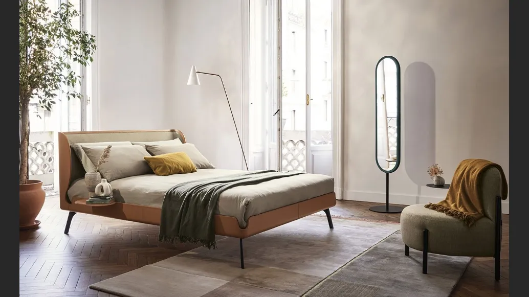 Letto in cuoio con testiera rivestita internamente in tessuto Gabri di Bolzan Letti