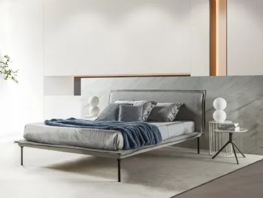 Letto in tessuto con testiera dalle linee leggere Levi di Flexstyle