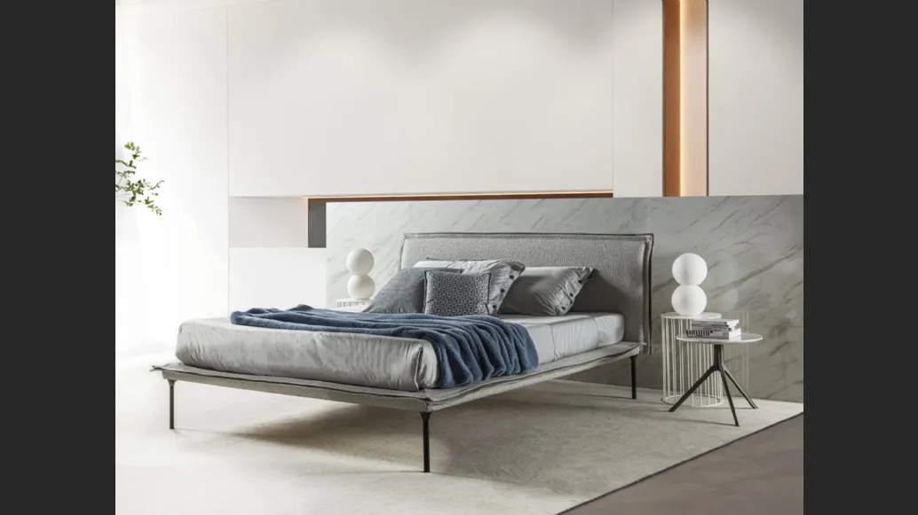 Letto in tessuto con testiera dalle linee leggere Levi di Flexstyle