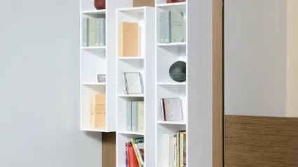 Libreria sospesa in legno laccato Bacheca Penta di Fratelli Elli