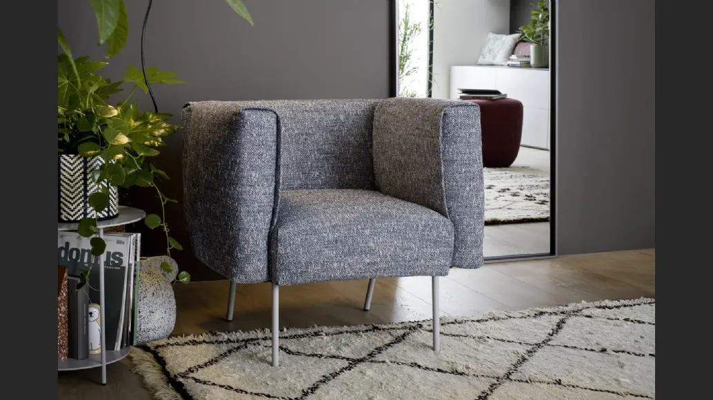 Poltroncina Onni in tessuto imbottito di Novamobili