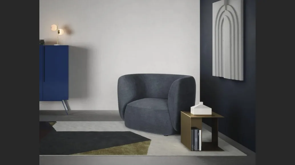 Poltroncina Blossom in tessuto imbottito dalle linee curve di Novamobili