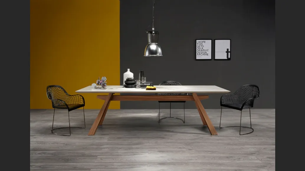 Sedia in cuoio con braccioli  con base a slitta in acciaio Guapa PM C U di Midj