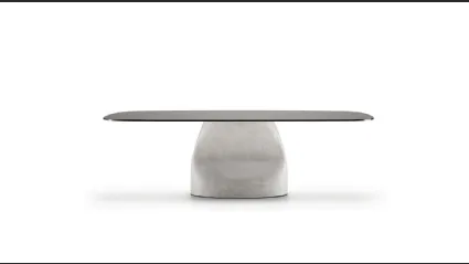 Tavolo con top in vetro e base effetto cemento Gran Sasso di Midj