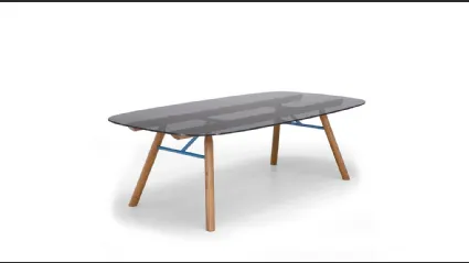 Tavolo con top a botte in vetro e gambe in legno Suite di Midj