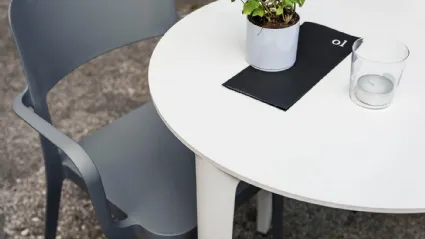 Tavolo con piano in HPL e base in metallo verniciato Nenè Tondo di Midj