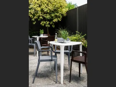 Tavolo con piano in HPL e base in metallo verniciato Nenè triangolare di Midj