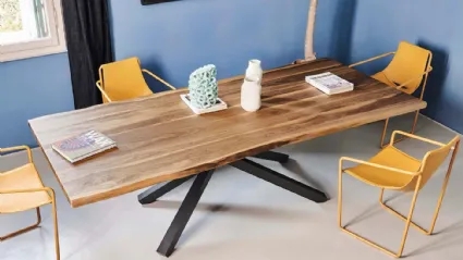 Tavolo in legno massello con base in metallo Pechino di Midj