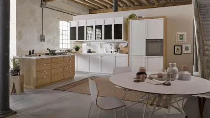 Cucina Classica Mia con penisola in legno naturale e laccato Bianco di Dibiesse