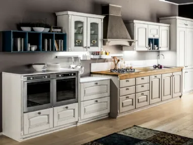 Cucina Classica lineare Magda in legno di Rovere Decapé e laccato Canapa opaco di Arrex