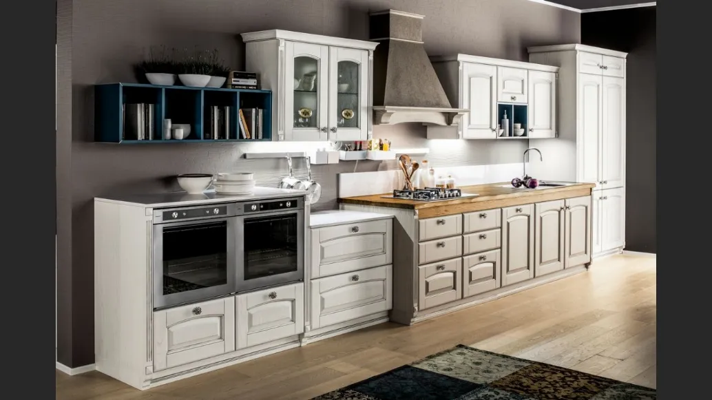 Cucina Classica lineare Magda in legno di Rovere Decapé e laccato Canapa opaco di Arrex