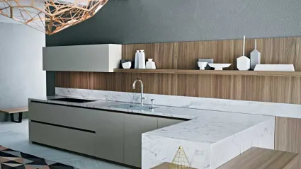 Cucina Moderna con penisola Area 22 Gola 01 in laccato e noce canaletto con top in marmo di Dibiesse