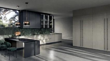 Cucina Moderna con penisola Filo 03 in Rovere polvere e laccato Nero con top in marmo Verde Alpi di Dibiesse